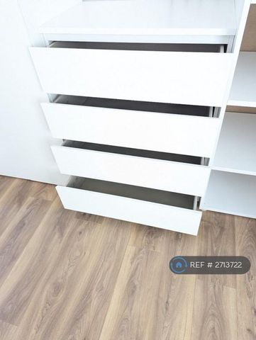 1 bedroom in a flat share to rent - Photo 4