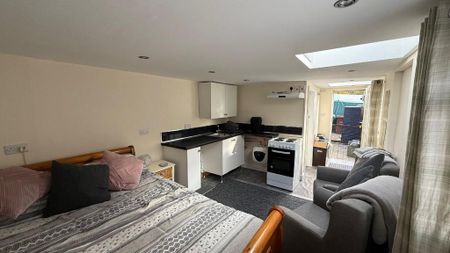 1 bedroom in a house share to rent - Photo 3