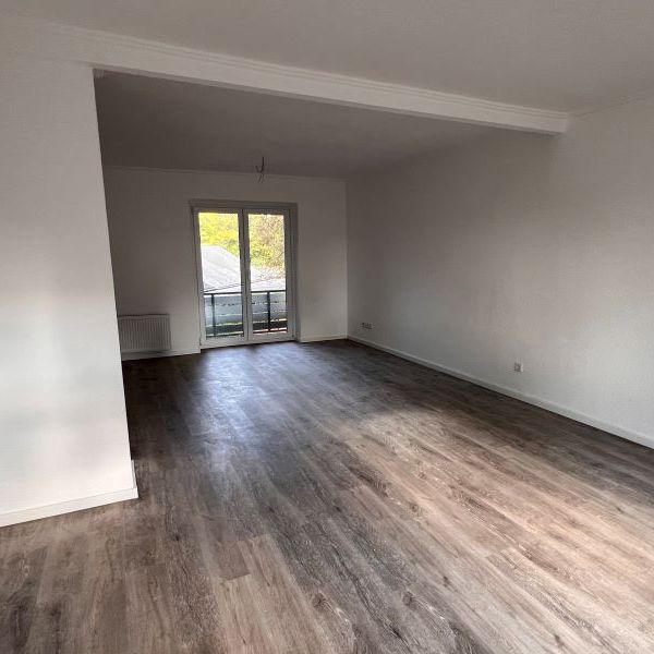 Komplett renovierte, wunderschöne 2,5-Zimmer-Altbauwohnung mit 2 Balkonen und Garten in Citynähe - Photo 1