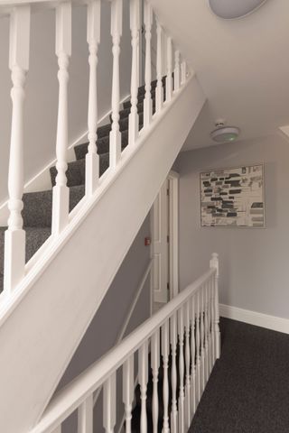 Mordern En-suite near amazon & key employers - Photo 3