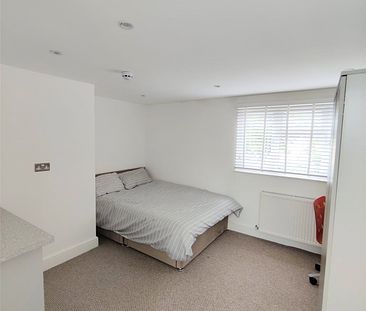 A Bright DOUBLE ROOM within a shared house in Wembley. - Photo 4