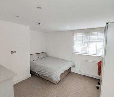 A bright DOUBLE ROOM within a shared house in Wembley. - Photo 4