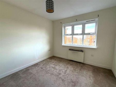 Aldershot, GU11 - Photo 3