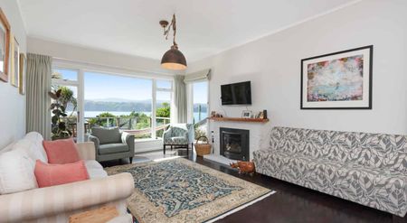 Stunning Ocean Front Family Home - Photo 2