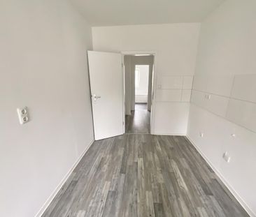 Zentrales Wohnen: Helle 2-Zimmer-Wohnung mit Balkon frei! - Photo 1