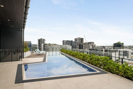 Stylish Apartment with Rooftop Oasis at La Vida Apartments - Photo 3