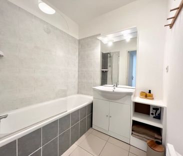 NIMES SECTEUR ARENES - T2 MEUBLE avec PARKING et TERRASSE - Photo 5