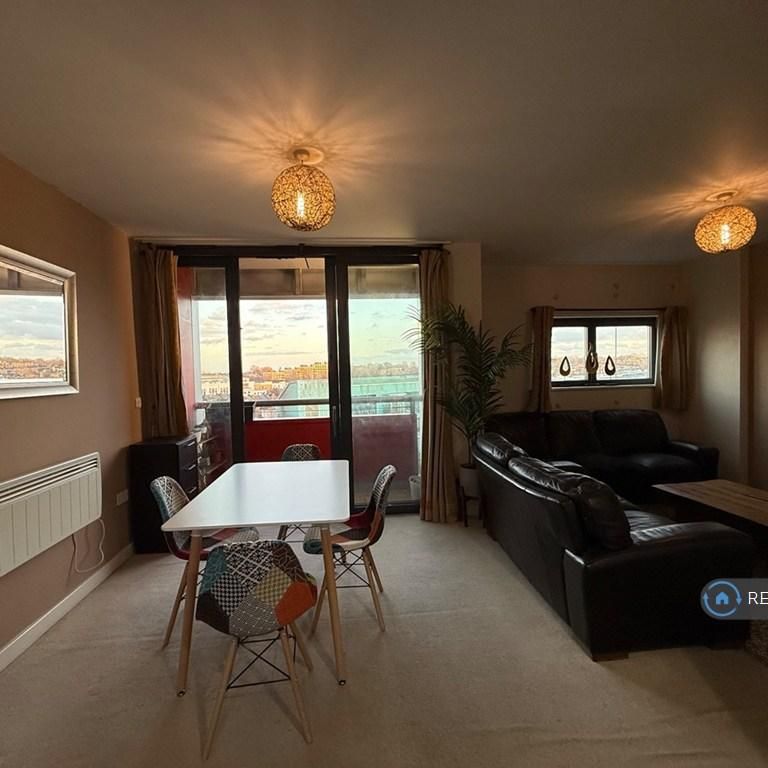 2 bedroom flat to rent - Photo 1