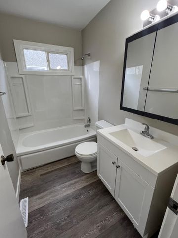 Small Pet Friendly, 2 Bedroom Duplex - Photo 5