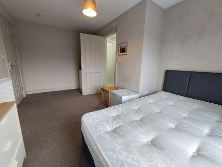 Large en-suite room in friendly, central house share - Photo 3