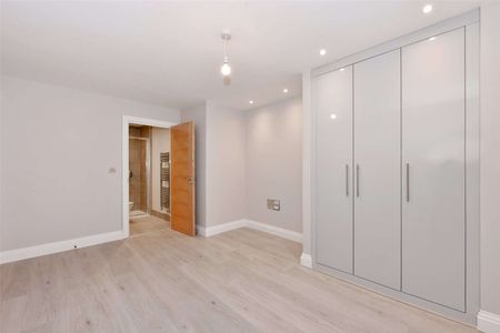 A beautifully presented two bedroom ground floor apartment, centrally located on Station Road - Photo 5