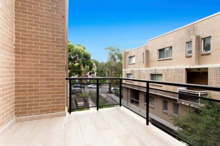 MODERN & CONVENIENTLY LOCATED - Photo 3