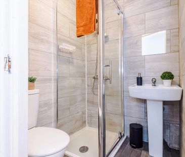 4 bedroom end of terrace house to rent - Photo 2