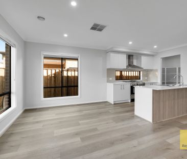 Brand New Spacious Family Home with Double Garage & Year-Round Comfort - Photo 4