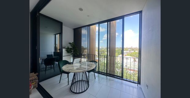 Park View and Partly Furnished One bed one bath in Central Park - Photo 1