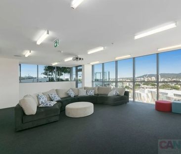 Top Floor Premium 2-Bedroom, 2-Bathroom Apartment with 1 Car Park - Photo 4