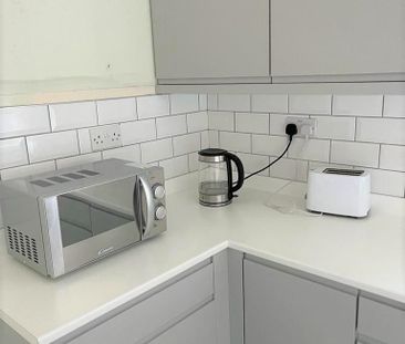 3 bedroom flat to rent - Photo 4