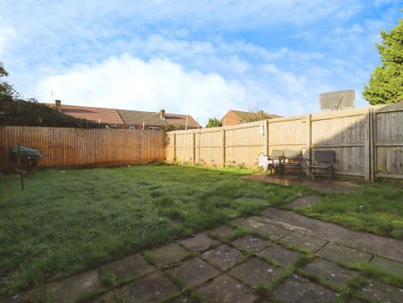 3 bedroom semi-detached house to rent - Photo 5