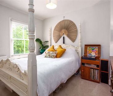 Beautiful Victorian terrace in a sought-after cul-de-sac - Photo 6