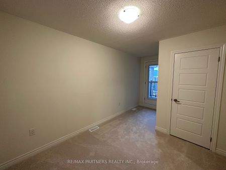 Townhouse For Lease | N8119704 - Photo 2