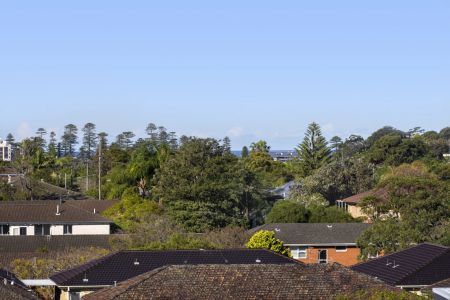 Sunlit Top-Floor Apartment with Coastal Views & City Convenience - Photo 3