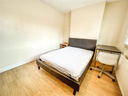 4 bedroom semi-detached house to rent - Photo 3