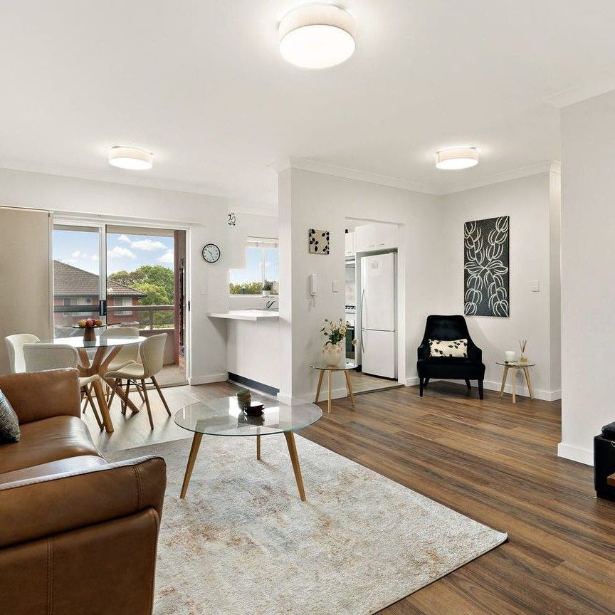 Charming Unit with Lifestyle Convenience in Carlton - Photo 1