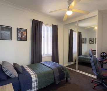 CHARMING & COMFORTABLE FAMILY HOME! - Photo 2
