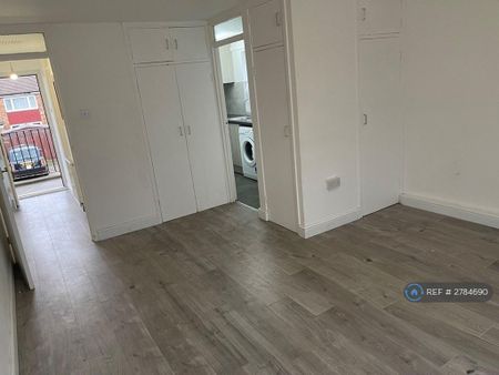 Studio to rent - Photo 5