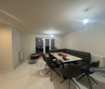 1 bedroom in a house share to rent - Photo 2