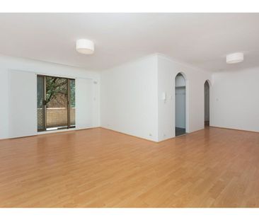 Spacious Two Bedroom Apartment - Photo 2