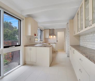 Splendidly renovated and irresistibly convenient - Photo 5