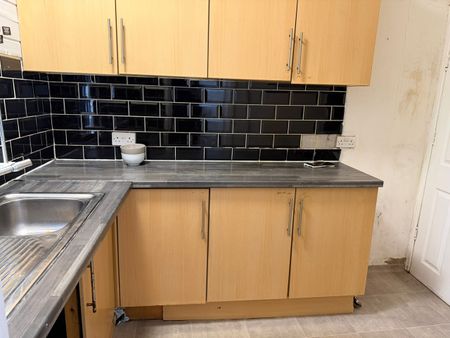 1 Bed Flat, Leeds, LS11 - Photo 3