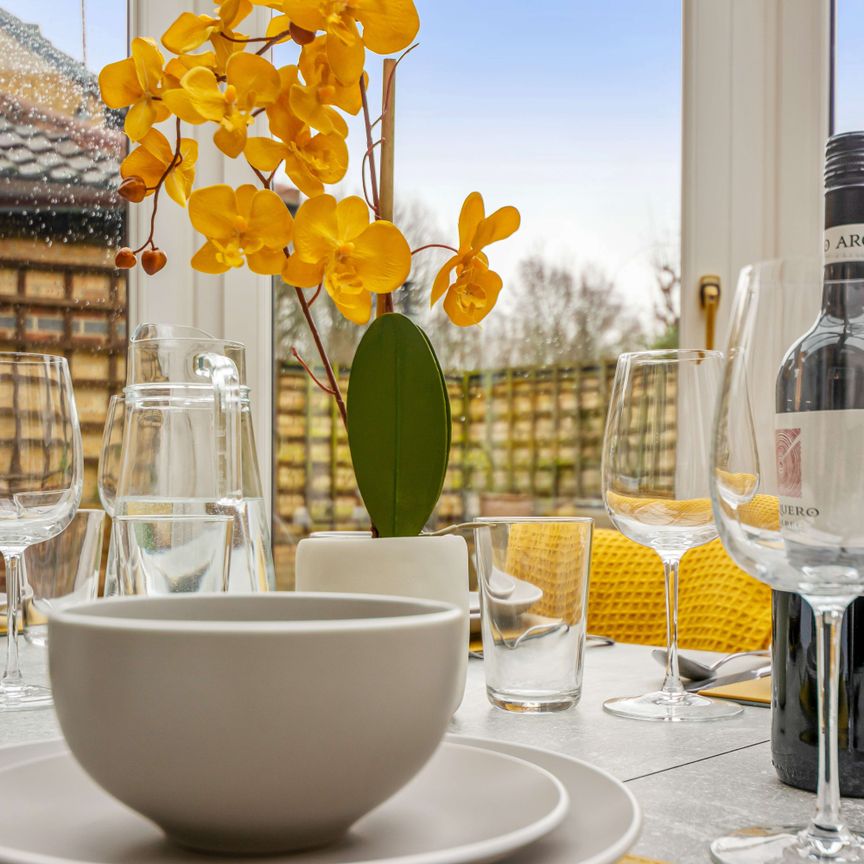 High quality house share - with separate WFH Office - in the Leisure Village, close to town centre and train station - Photo 1