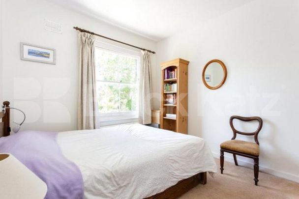 Top-floor 3-bed on Brecknock Rd with kitchen diner and great transport links. - Photo 1