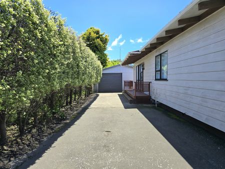 Lovely Home in Oxford Terrace - Photo 2
