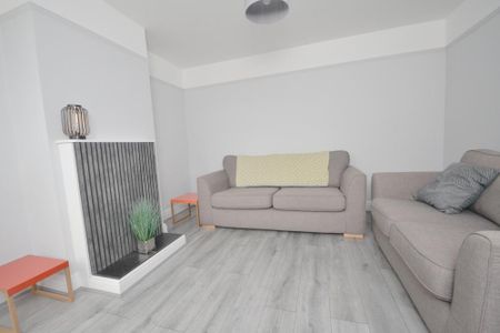 4 bedroom flat to rent - Photo 2