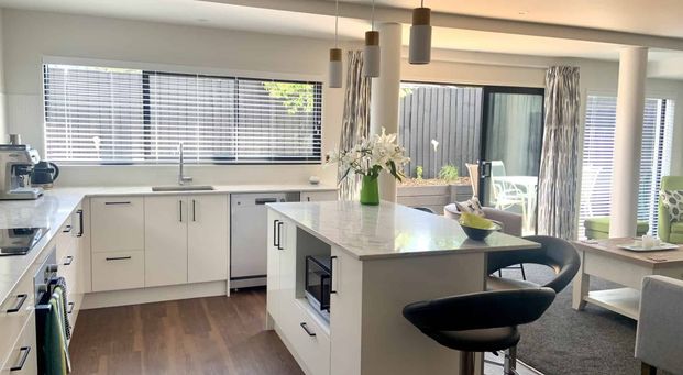 Immaculate Executive Inner City Apartment with Stunning River Location! - Photo 1