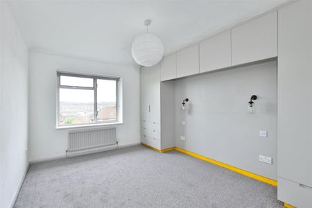 3 bed house to rent in Tresco Road, Berkhamsted, HP4 - Photo 2