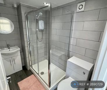 1 bedroom in a house share to rent - Photo 2