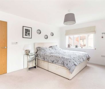 A detached, five bedroom, family home - Photo 3