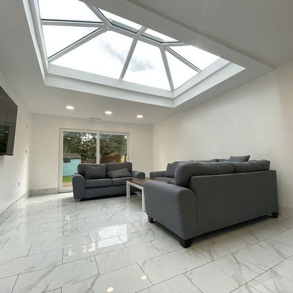 8 bedroom terraced house to rent - Photo 1