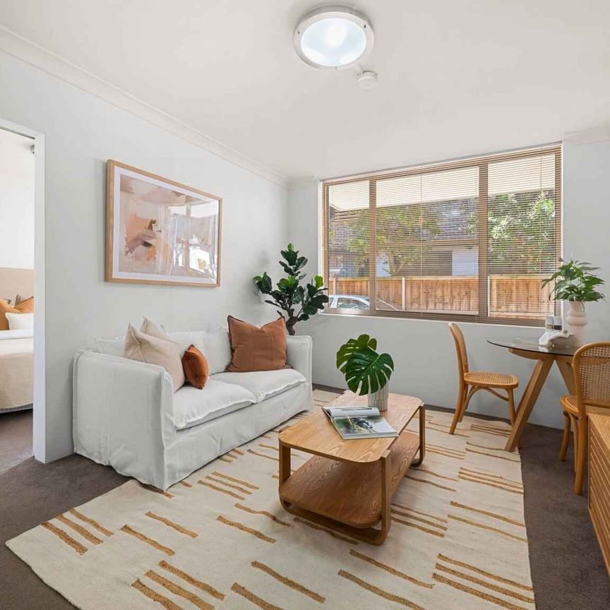 Spacious North-Facing One-Bedroom Apartment – Walk to Centennial Park - Photo 1