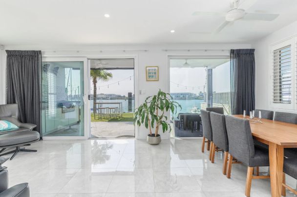 Modern Executive Waterfront Residence - Photo 1