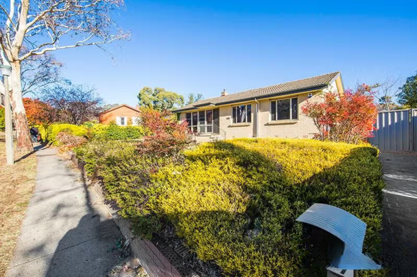 Convenient Living in a Quiet Garran Street! - Photo 1