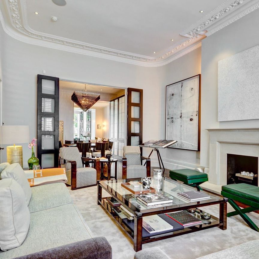 A Grand Triplex Apartment on Warrington Crescent - Photo 1