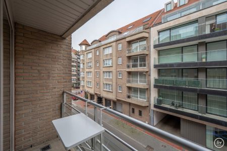 GEMEUBELD: Aangenaam 2 slaapkamerappartement met mooie gevelbreedte centraal gelegen vlakbij het Rubensplein te Knokke. - Photo 3