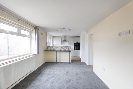 4 Bed House - Photo 2