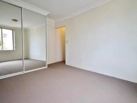 Apartment with 2 bedrooms, 1 bathroom & parking for 1 car - Photo 3