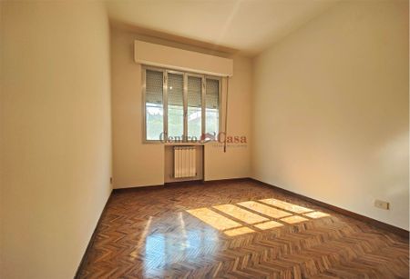 Zona stadio: Ampio appartamento non arredato con 3 camere e doppi servizi. - Photo 2